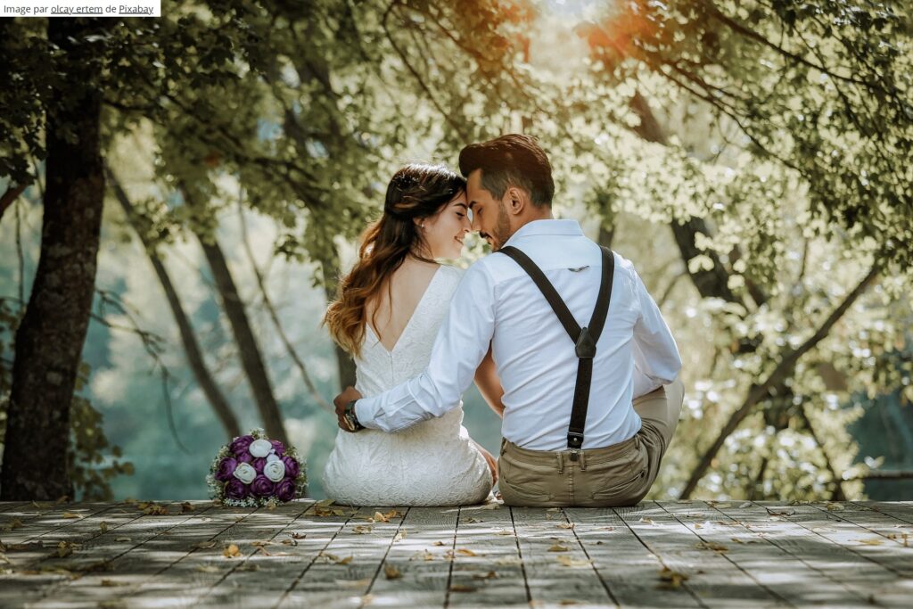 Voyage de noces : illustration d'un couple en train de penser à son futur voyage. Voyage de noces aux Maldives